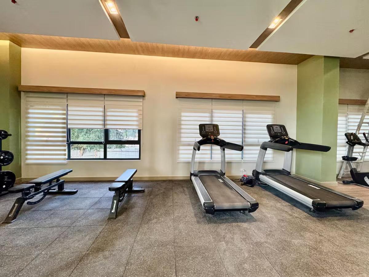 2br Qc Furnished W 300mbps Net Free Pool Use Aparthotel *