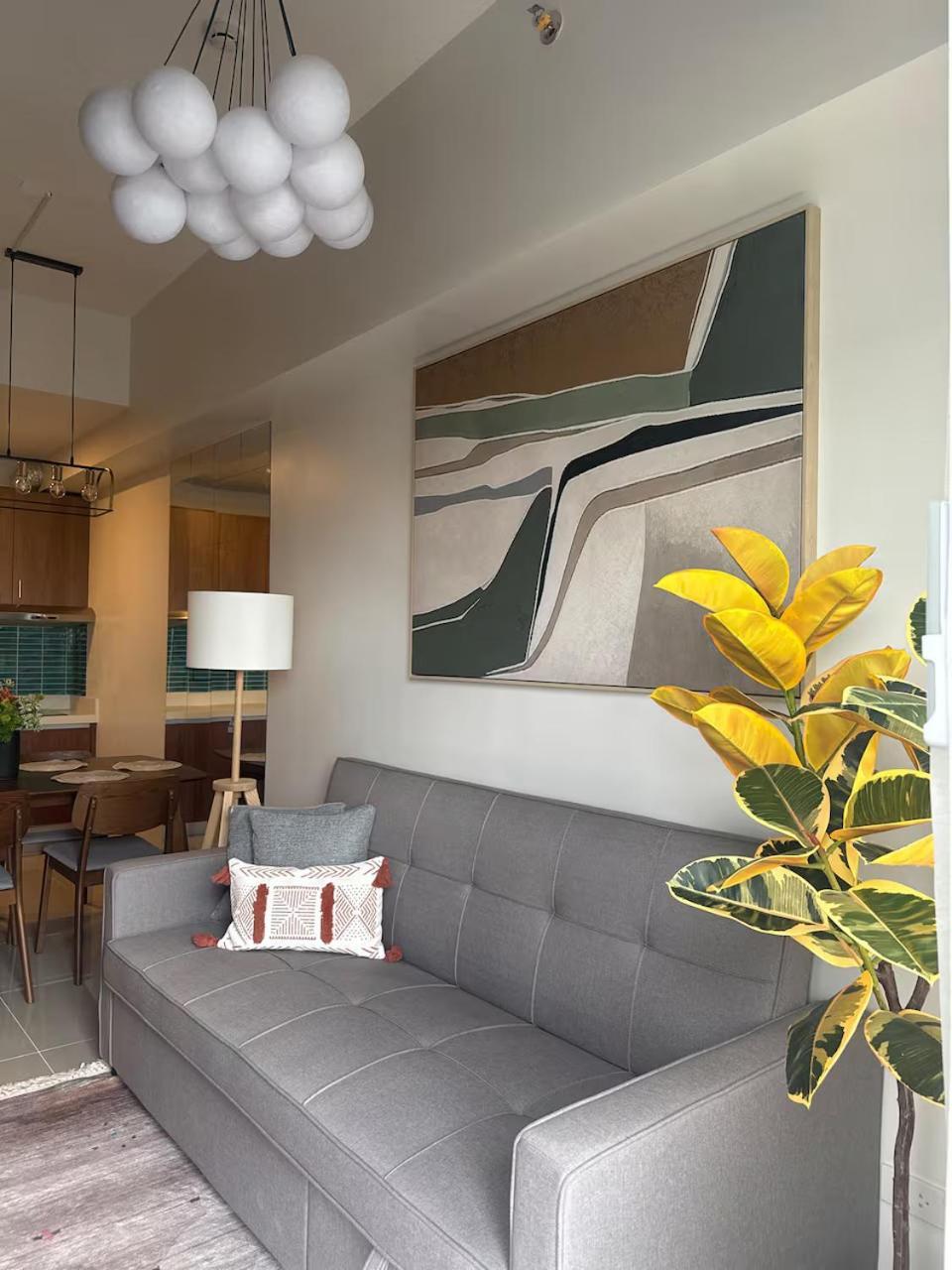 2br Qc Furnished W 300mbps Net Free Pool Use *
