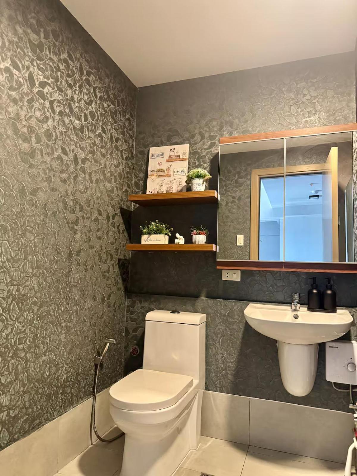 2br Qc Furnished W 300mbps Net Free Pool Use Aparthotel *
