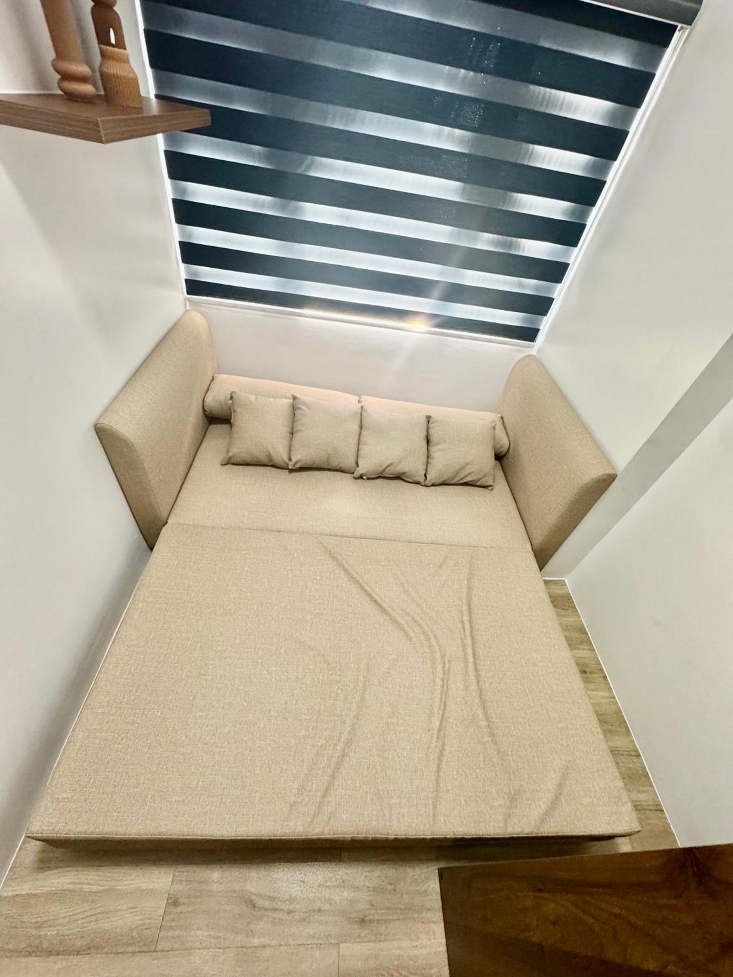 2br Qc Furnished W 300mbps Net Free Pool Use *