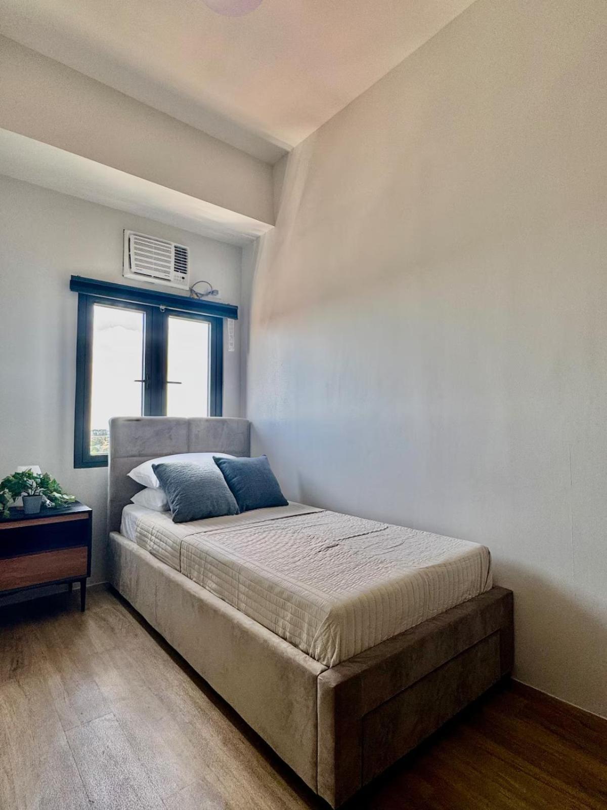2br Qc Furnished W 300mbps Net Free Pool Use Aparthotel